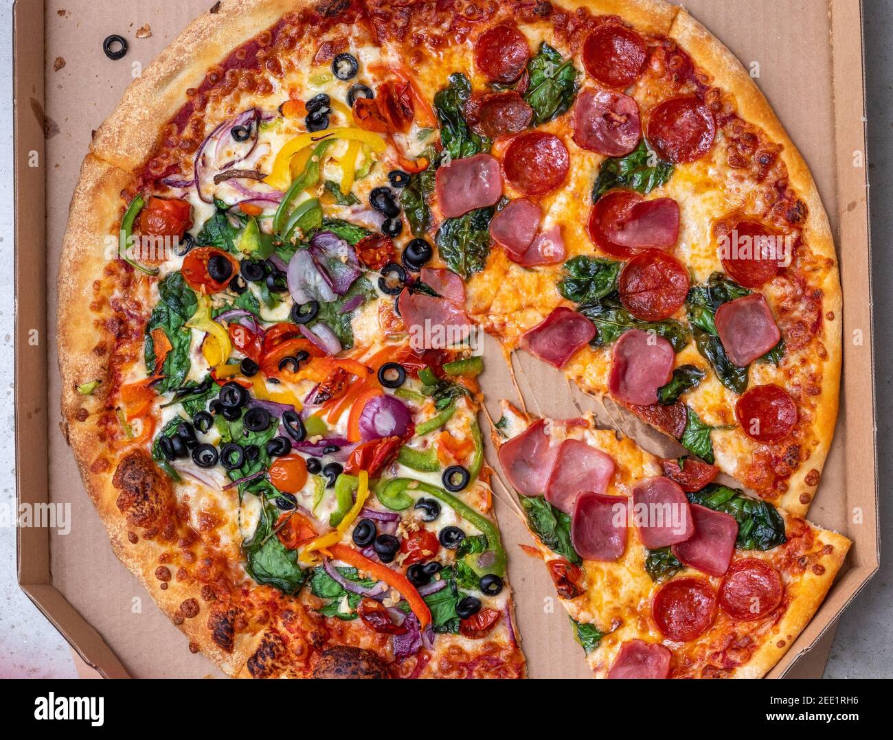 Pizza in Pappkarton zum Mitnehmen aus nächster Nähe. Stockfoto