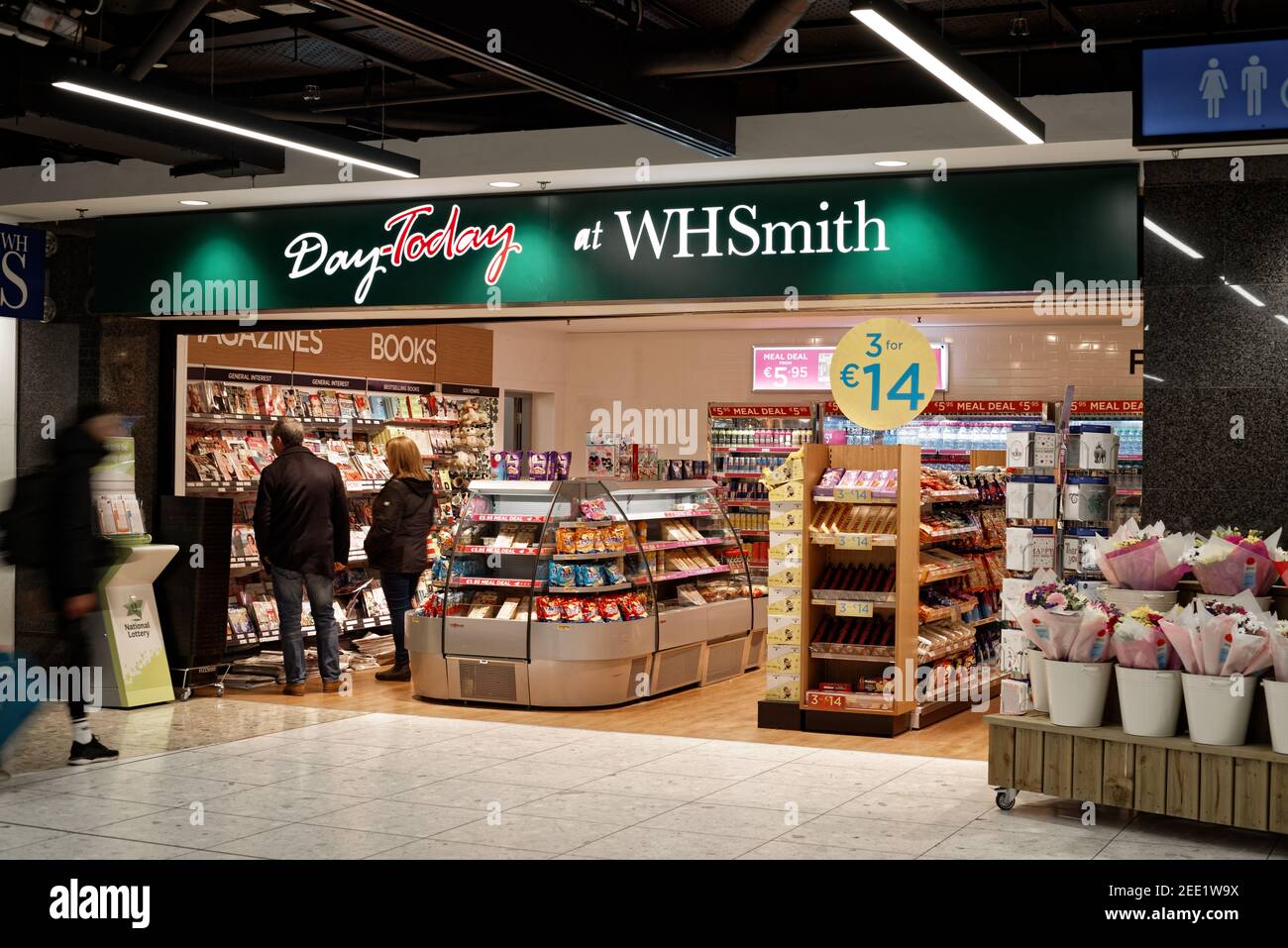 DUBLIN, IRLAND - 11. Januar 2020: Das WHSmith-Geschäft am Terminal 1 im Flughafen Dublin. Von außen aufgenommene Innenaufnahmen anzeigen. Stockfoto