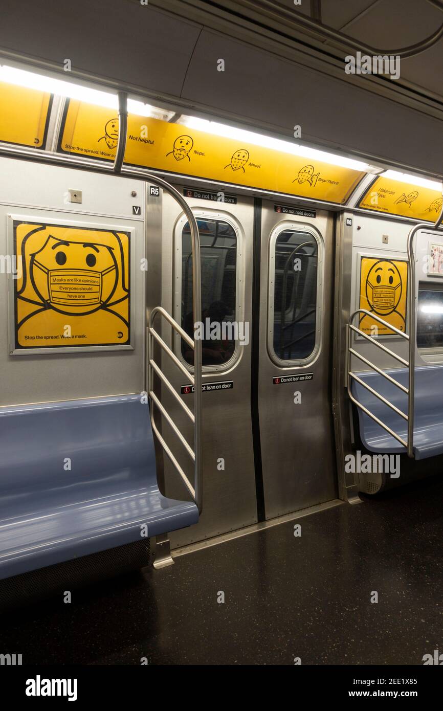 COVID 19 Maske Regeln auf der U-Bahn New York Stadt Stockfoto