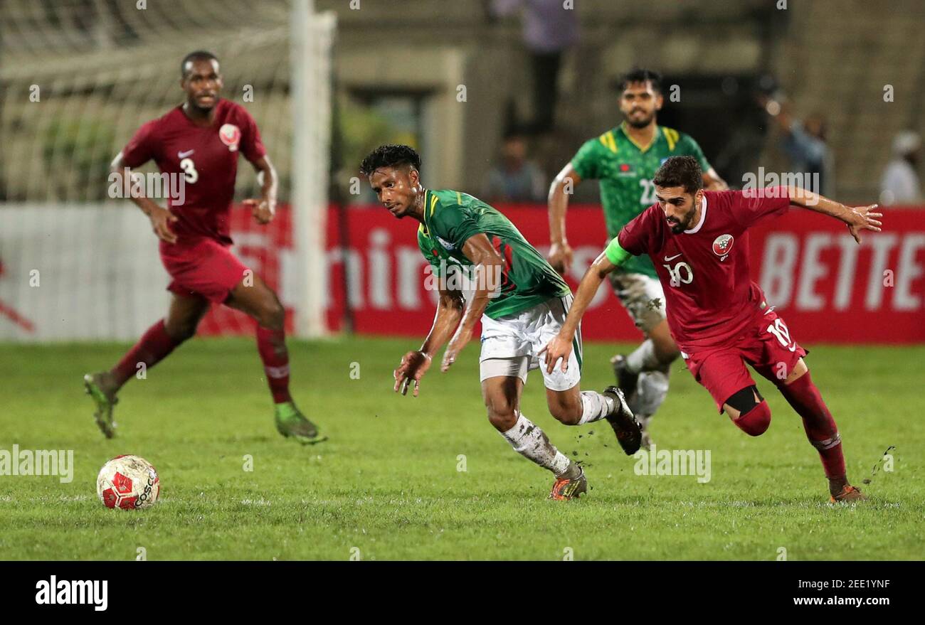 Fußball - FIFA WM 2022 Qualifier - Gruppe E - Bangladesh gegen Katar -  Bangabandhu National Stadium, Dhaka, Bangladesch - 10. Oktober 2019 Qatar  Hassan Al-Haydos in Aktion mit Bangladesh's Sohel Rana REUTERS/Mohammad  Ponir Hossain Stockfotografie - Alamy