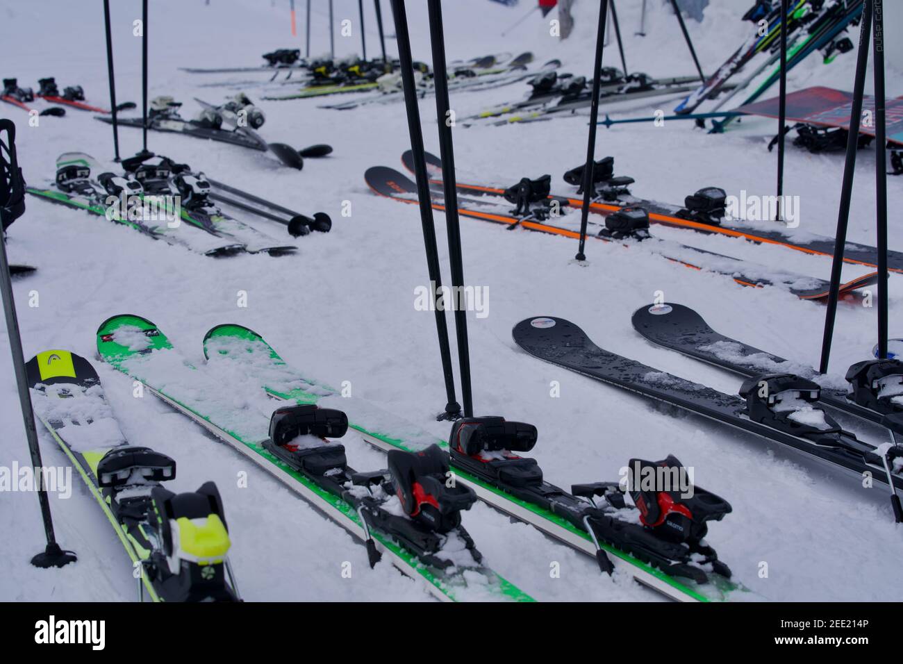 Skier und Skistöcke im Skigebiet hoch-Ybrig, Schweiz. Foto aufgenommen am 15th. Februar 2021. Stockfoto