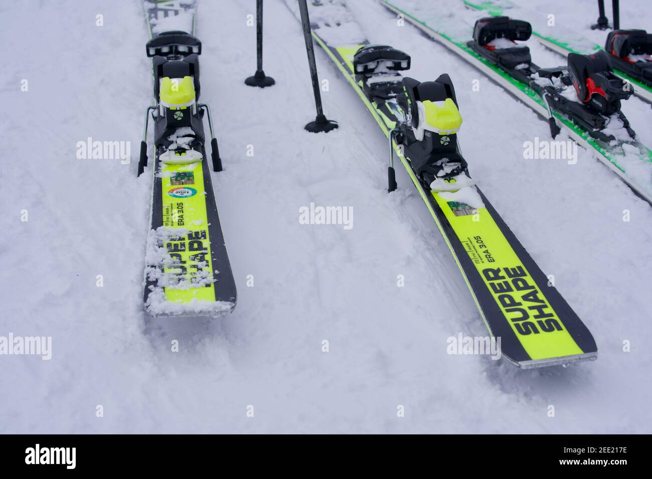 Skier und Skistöcke im Skigebiet hoch-Ybrig, Schweiz. Foto aufgenommen am 15th. Februar 2021. Stockfoto