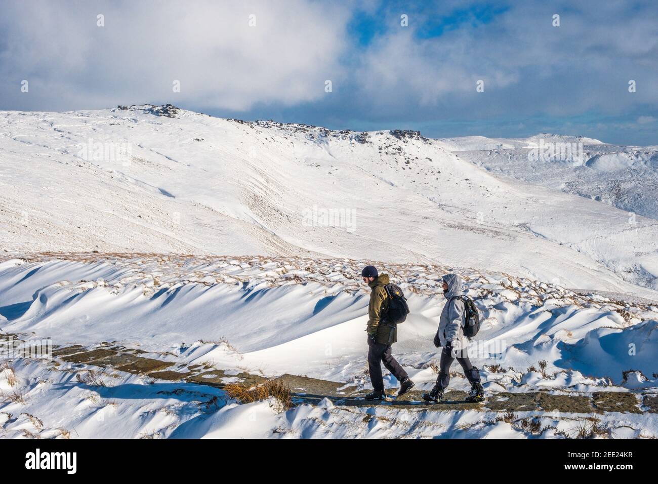 Walking on Kinder Scout im Winterschnee, Peak District National Park, Großbritannien Stockfoto