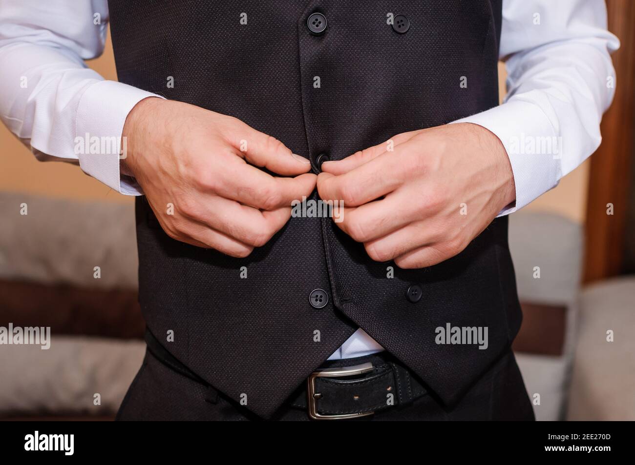 Der Bräutigam knöpfte seine Jacke Stockfoto