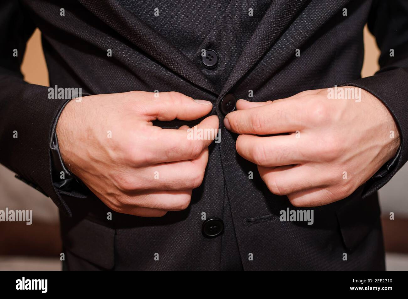 Der Bräutigam knöpfte seine Jacke Stockfoto