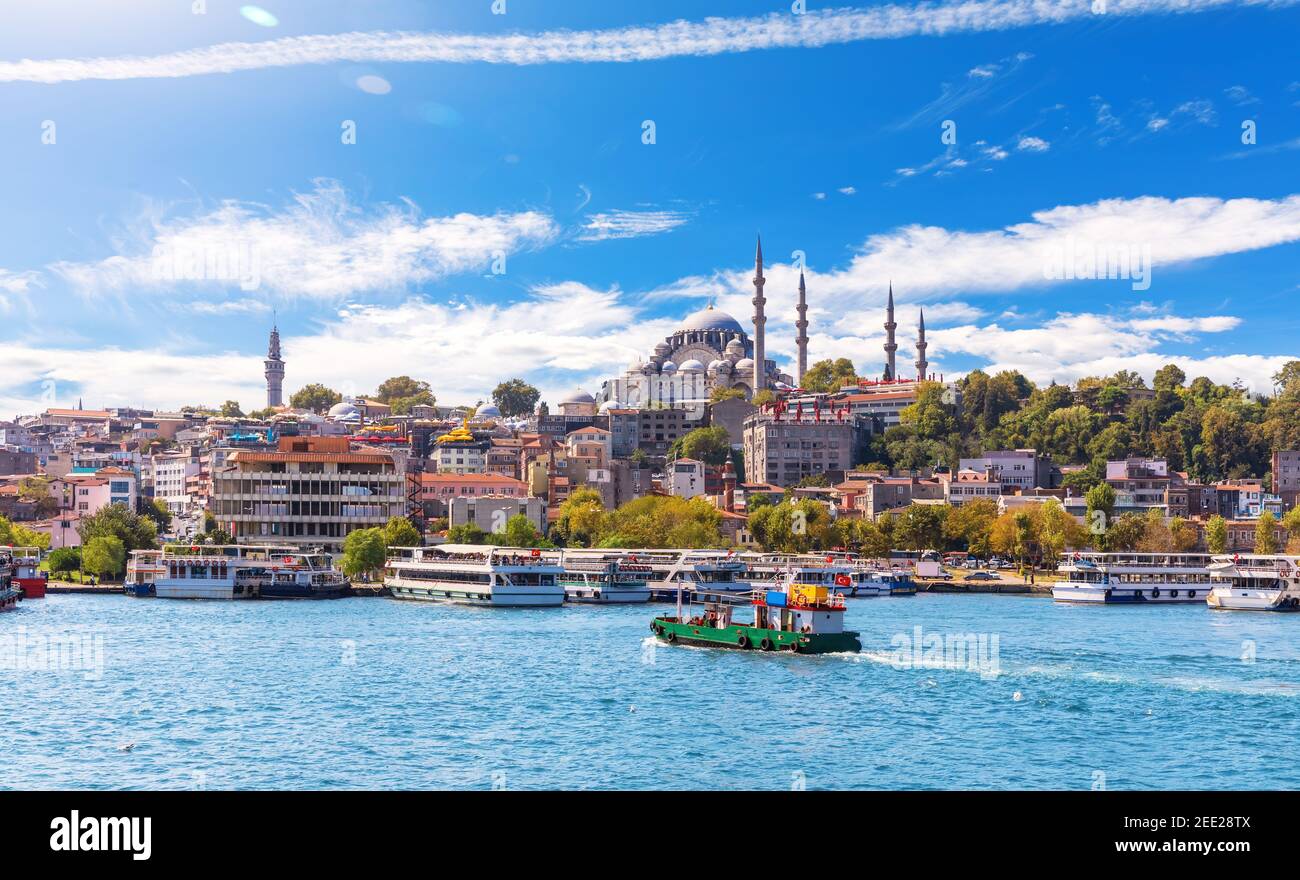 Eminonu Pier mit Schiffen und Suleymaniye Moschee im Hintergrund, Blick vom Golden Horn Inlet, Istanbul Stockfoto