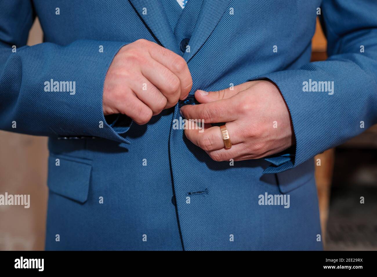 Der Bräutigam knöpfte seine Jacke Stockfoto