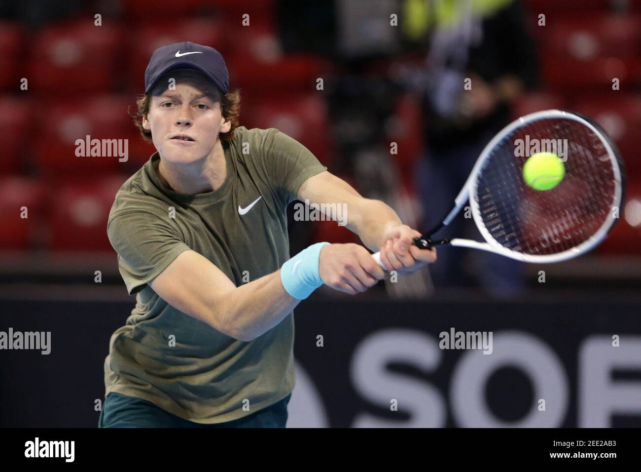 Sofia, Bulgarien - 10. November 2020: Italiens Jannik Sinner im Kampf gegen Ungarns Marton Fucsovics während der ATP 250 Sofia Open Qualifications. Stockfoto