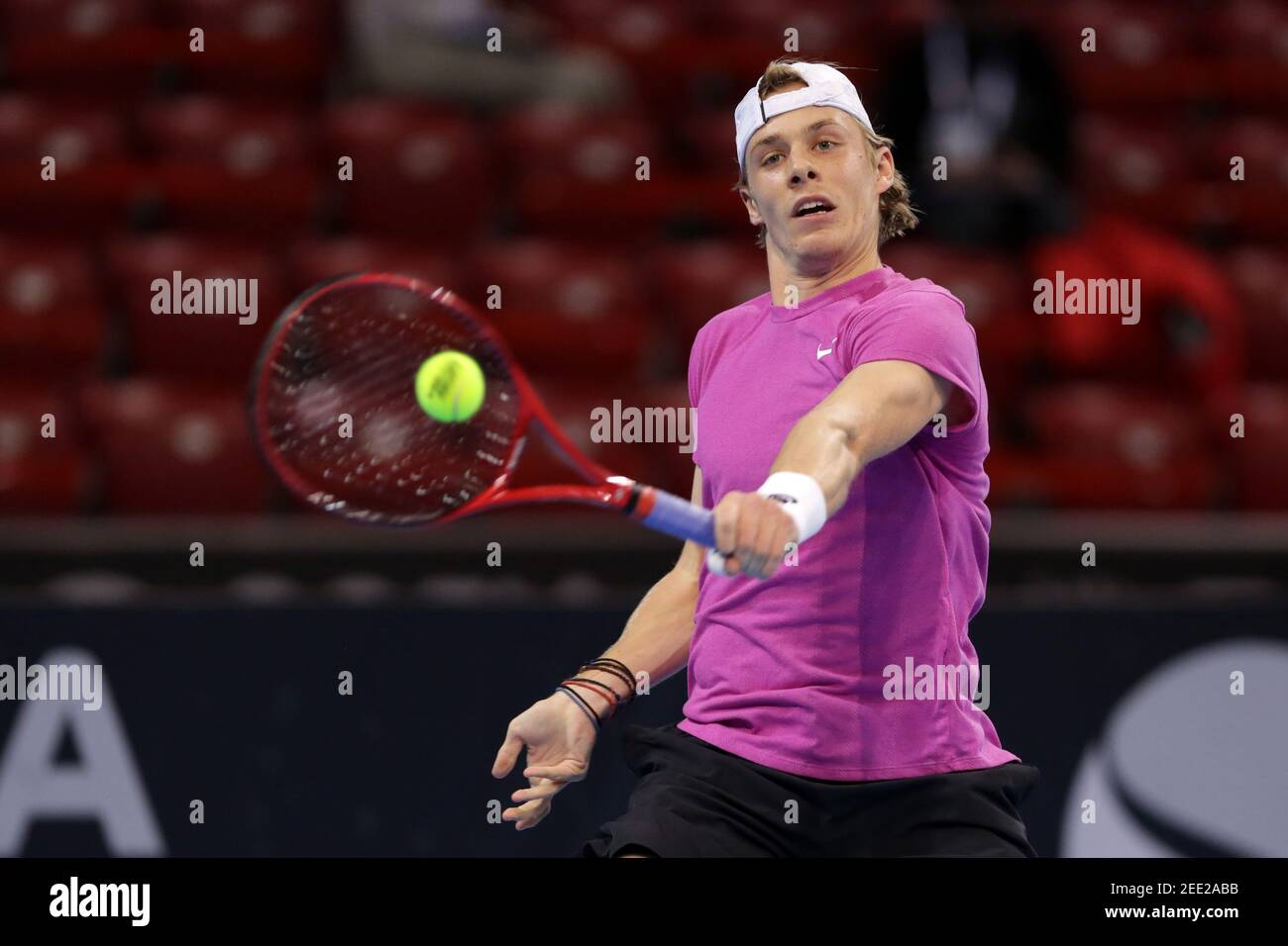 Sofia, Bulgarien - 10. November 2020: Kanadas Denis Shapovalov im Einsatz gegen Moldawiens Radu Albot während der ATP 250 Sofia Open. Stockfoto