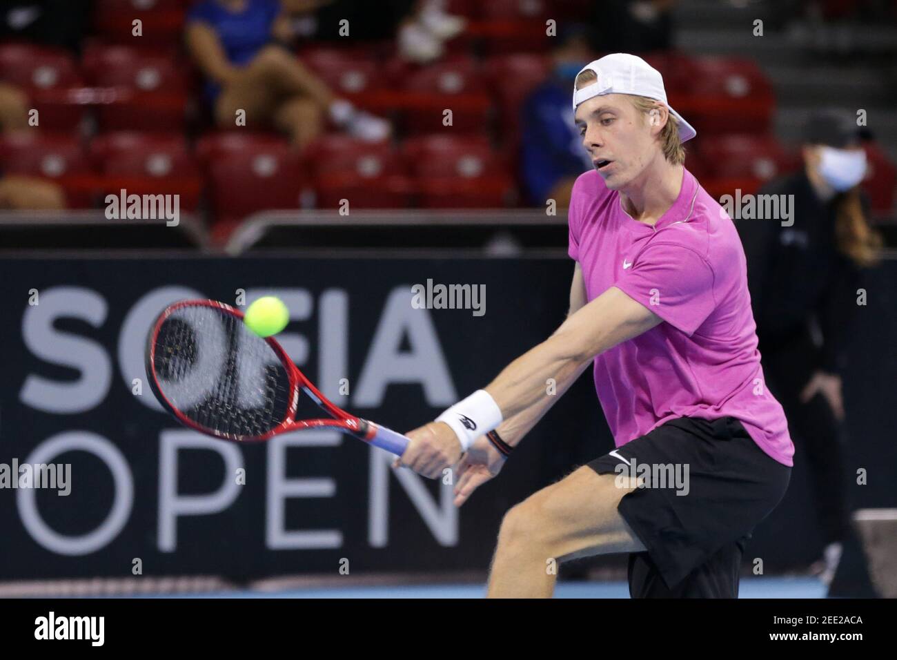 Sofia, Bulgarien - 10. November 2020: Kanadas Denis Shapovalov im Einsatz gegen Moldawiens Radu Albot während der ATP 250 Sofia Open. Stockfoto