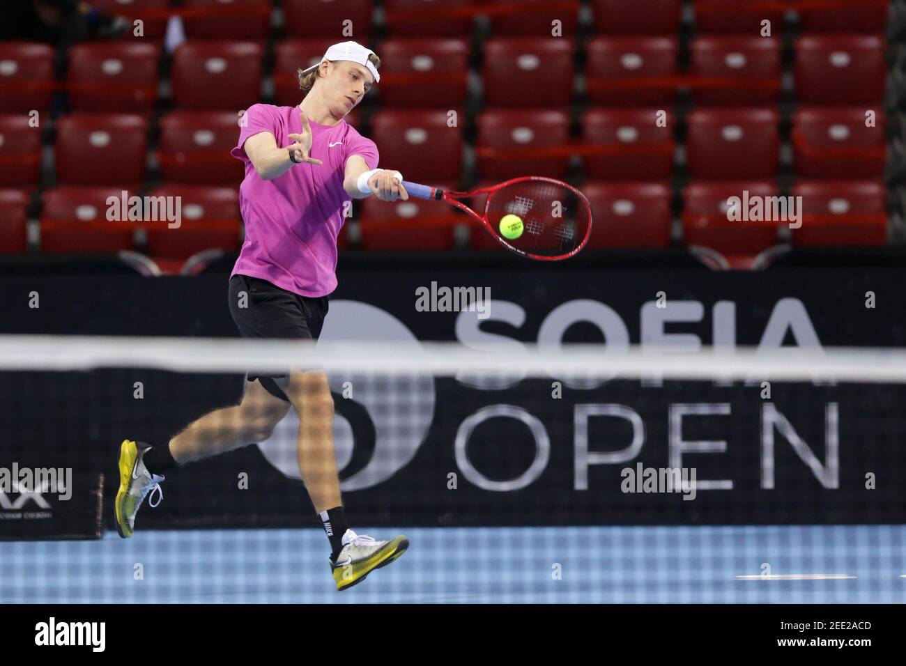 Sofia, Bulgarien - 10. November 2020: Kanadas Denis Shapovalov im Einsatz gegen Moldawiens Radu Albot während der ATP 250 Sofia Open. Stockfoto