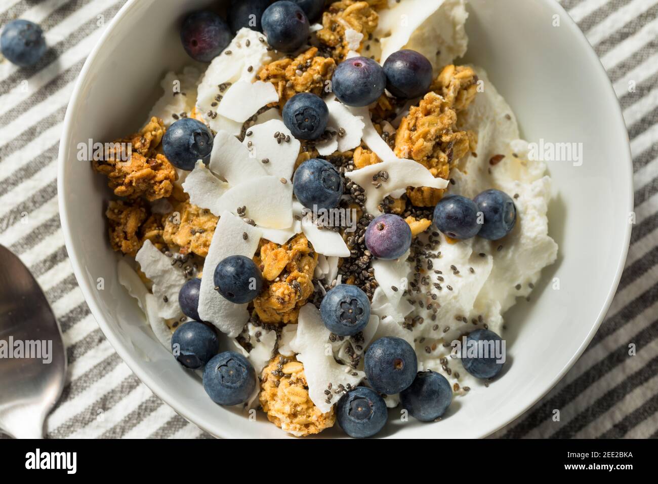 Gesunde hausgemachte Ricotta Käse Joghurt Schüssel mit Obst und Müsli Stockfoto