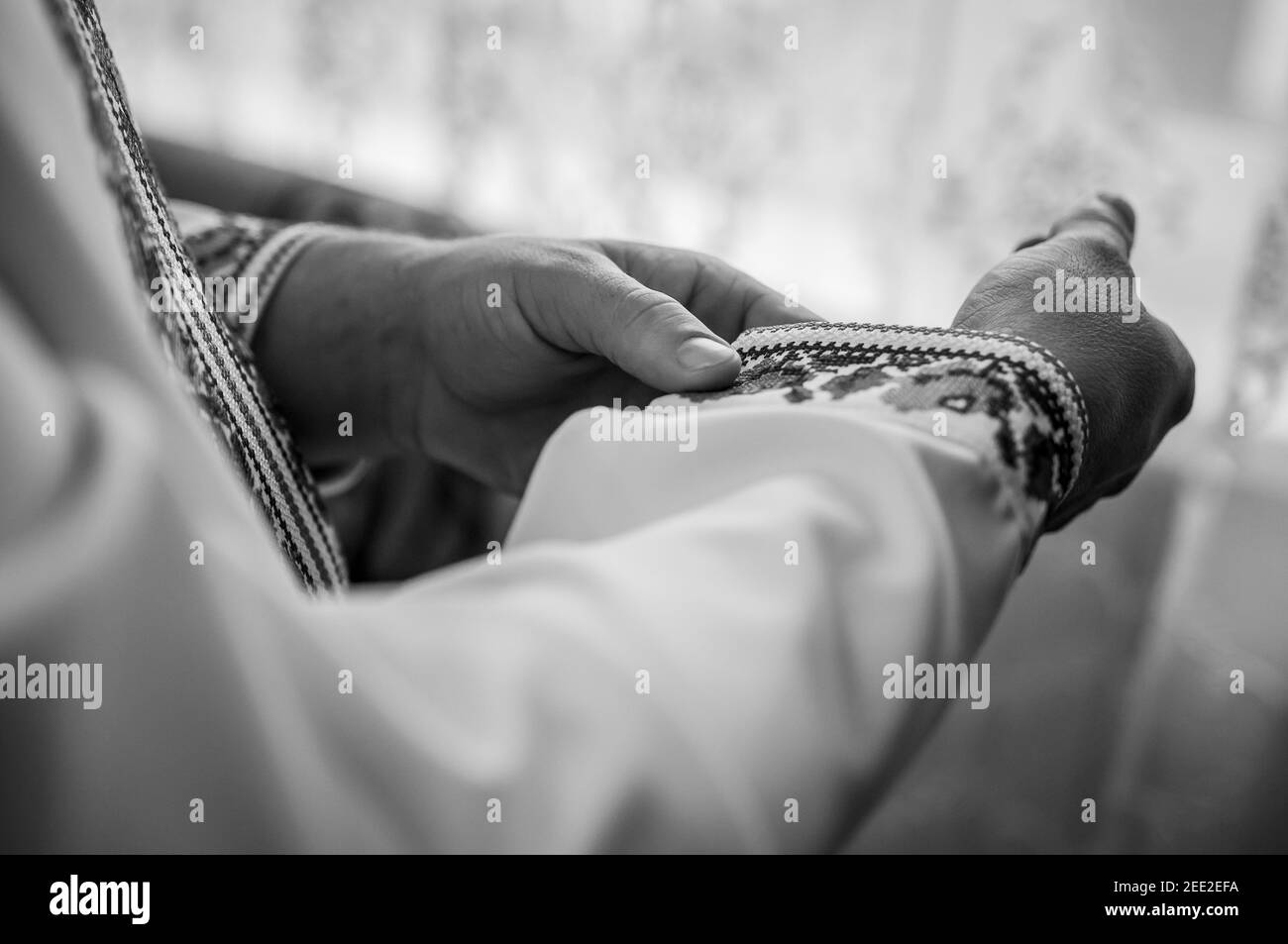 Der Bräutigam befestigt einen Knopf auf dem Ärmel seines hemd Stockfoto