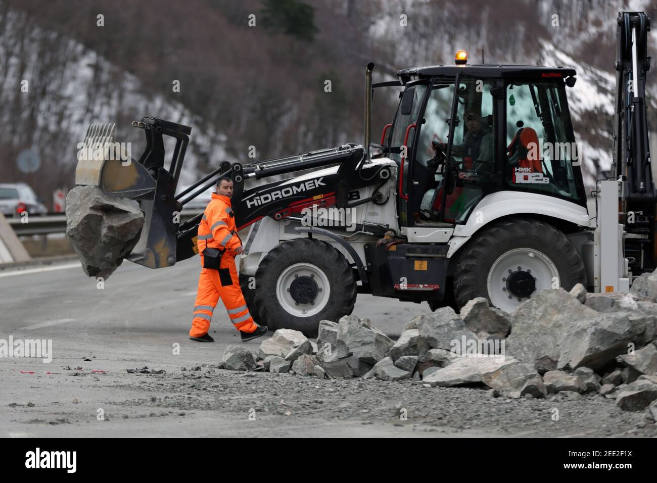 Sofia, Bulgarien - 31. Januar 2021: Arbeiter reinigen die Nachwirkungen eines Steinerdrutsches auf dem achten Kilometer der Struma Autobahn. Stockfoto