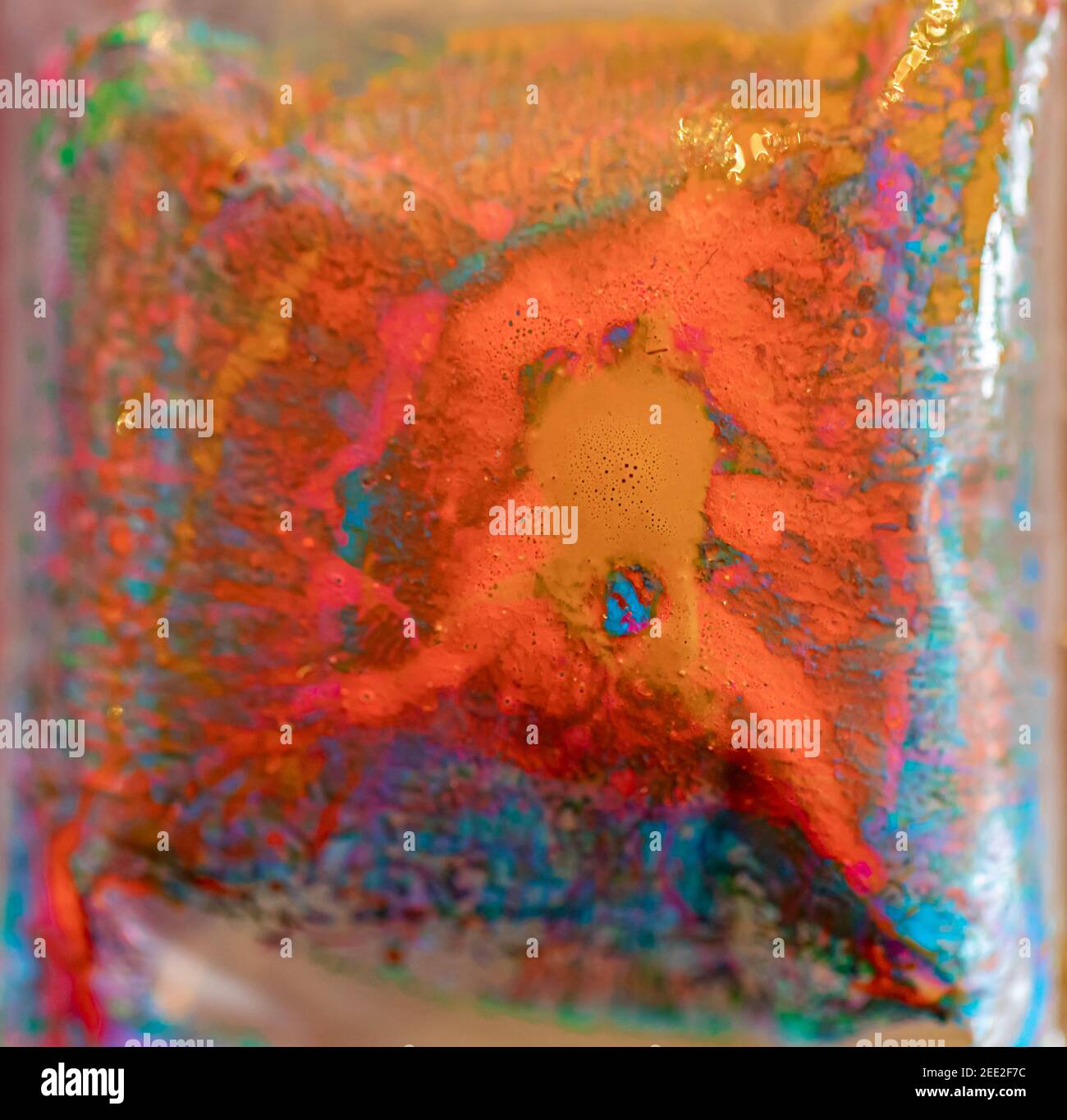 Farbenfroher Hintergrund mit Kunststoff und Farbe Stockfoto
