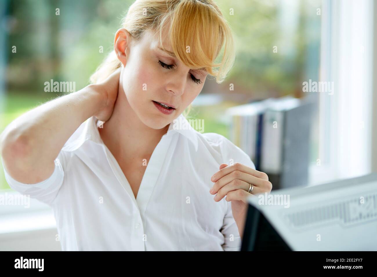 Frau mit Nacken-Schmerzen Stockfoto