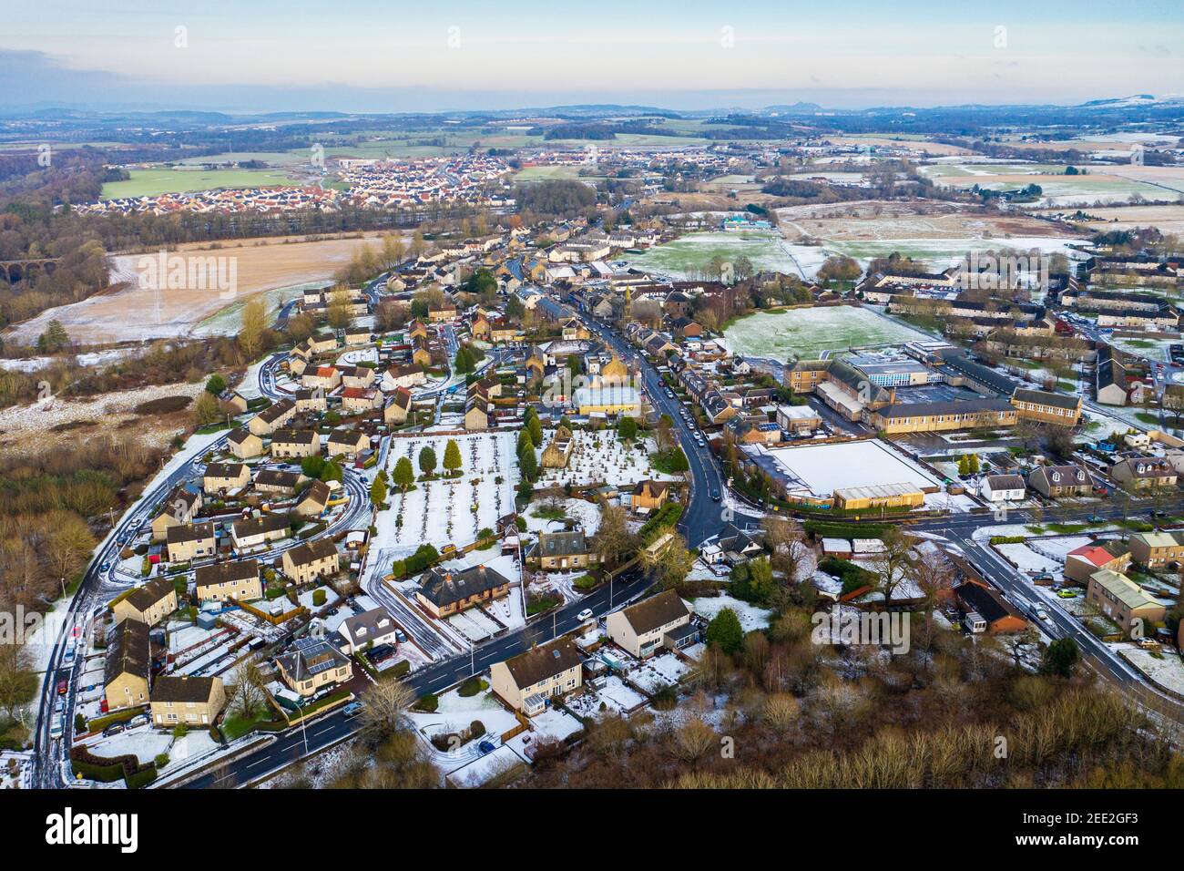 Luftaufnahme im Winter von East Calder Village, West Lothian, Schottland. Stockfoto