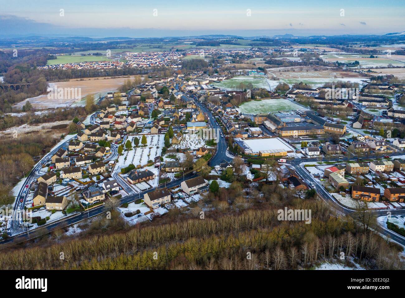 Luftaufnahme im Winter von East Calder Village, West Lothian, Schottland. Stockfoto