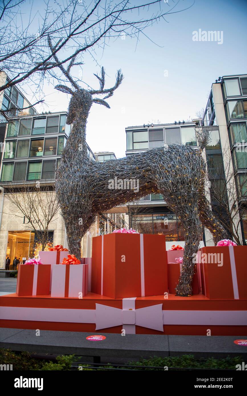 Palmer Alley im Stadtzentrum von Washington DC ist mit einem riesigen Rentier und extra großen Geschenkpaketen für die Winterferiensaison dekoriert. Stockfoto