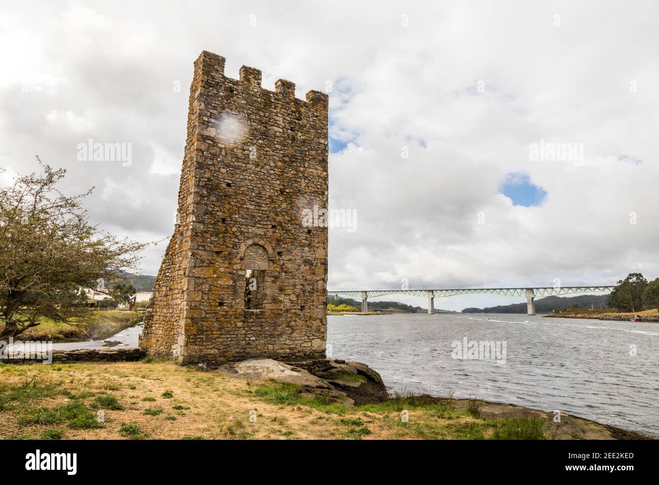 Catoira, Spanien. Die Torres de Oeste (Westtürme), ein ummauerter Komplex von Burgruinen in Galicien, umgeben von Sümpfen Stockfoto