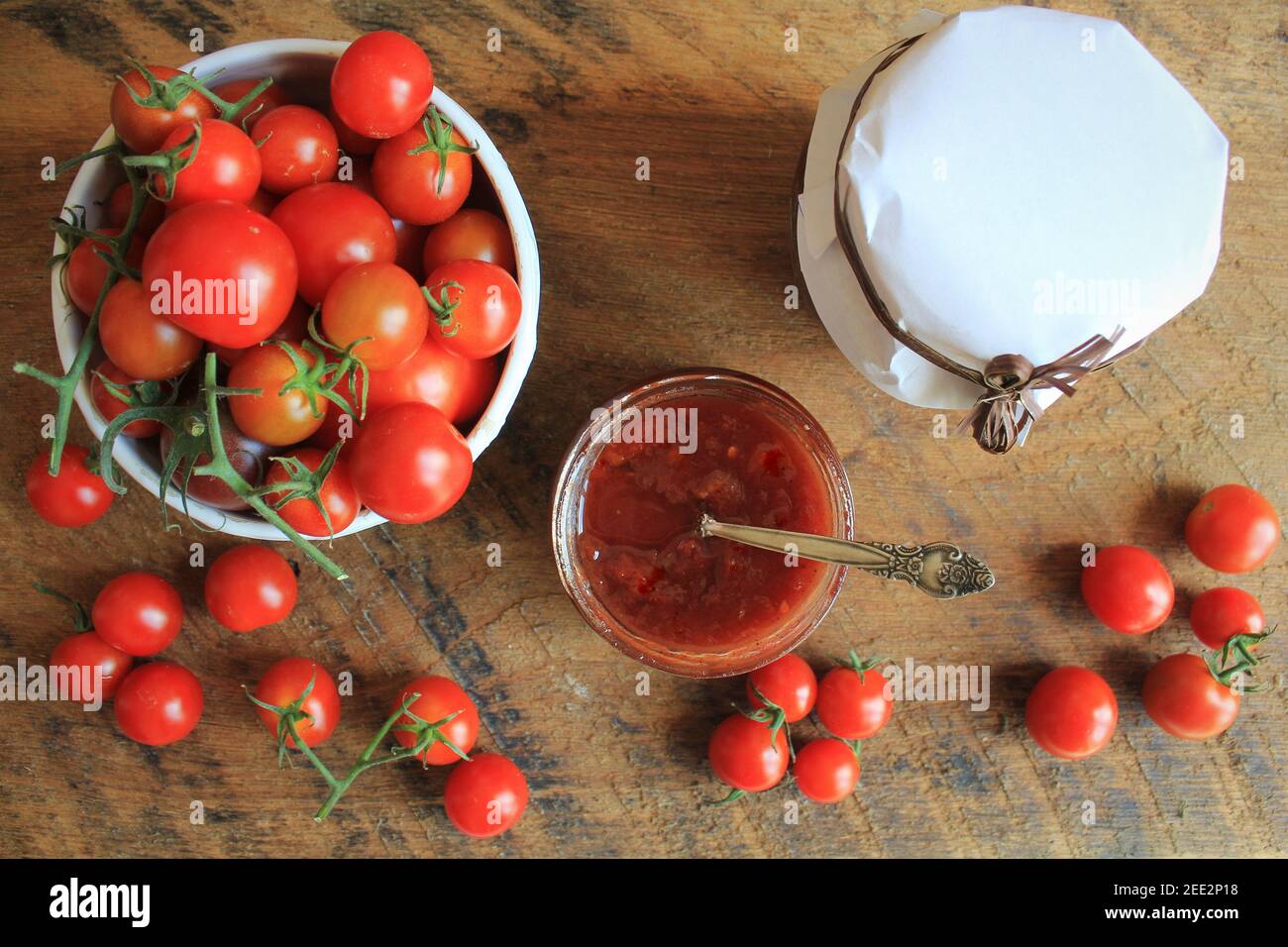 Kirschtomate und Chili Konfitüre in einem Glas konserviert Stockfoto
