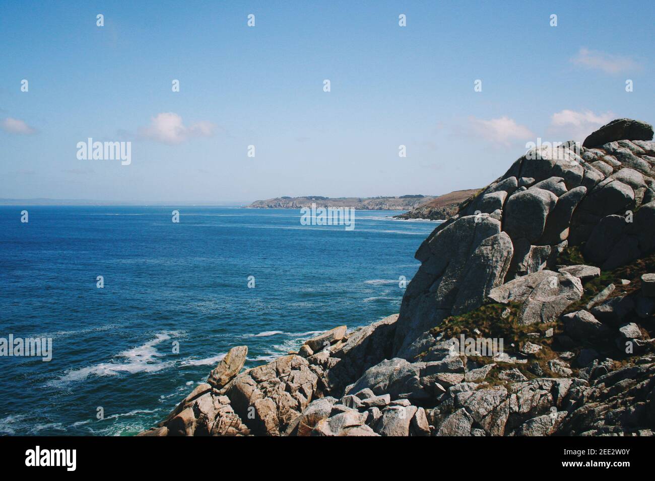 Blick auf die bretonische Küste, Briten, Frankreich. Felsen und blaues Meer Stockfoto