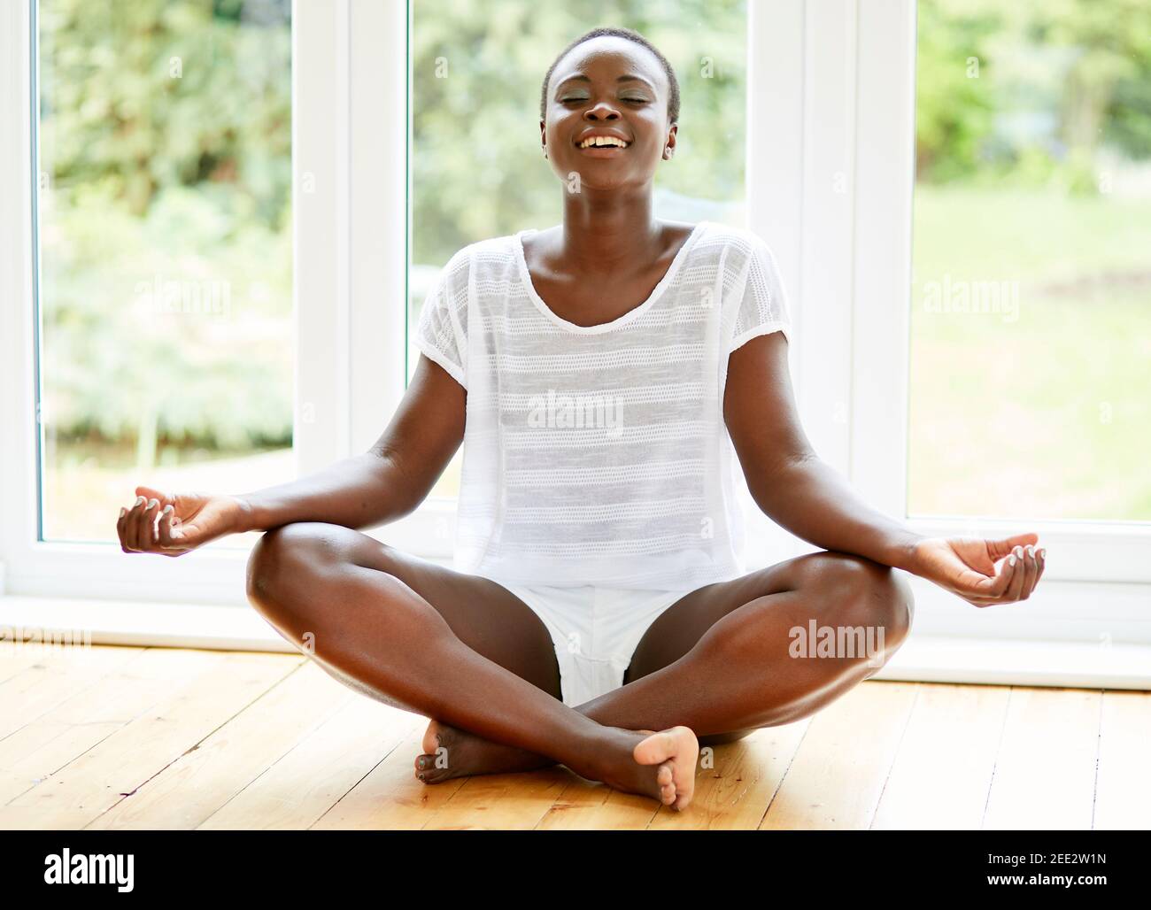 Ethnische Frau praktiziert Yoga Stockfoto