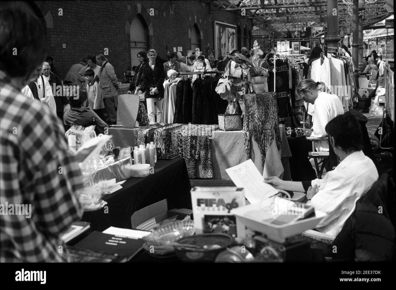 Tynemouth Station Indoor Market in etwa den 1990er Jahren, Tyne and Wear, England, Großbritannien, Vereinigtes Königreich Stockfoto