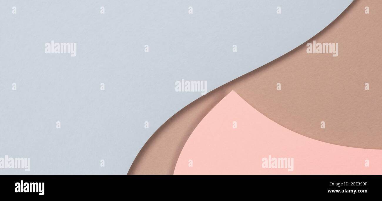 Abstrakte geometrische Formen und Linien in hellblau, pastellrosa Farben auf hellbraunem Papierhintergrund Stockfoto