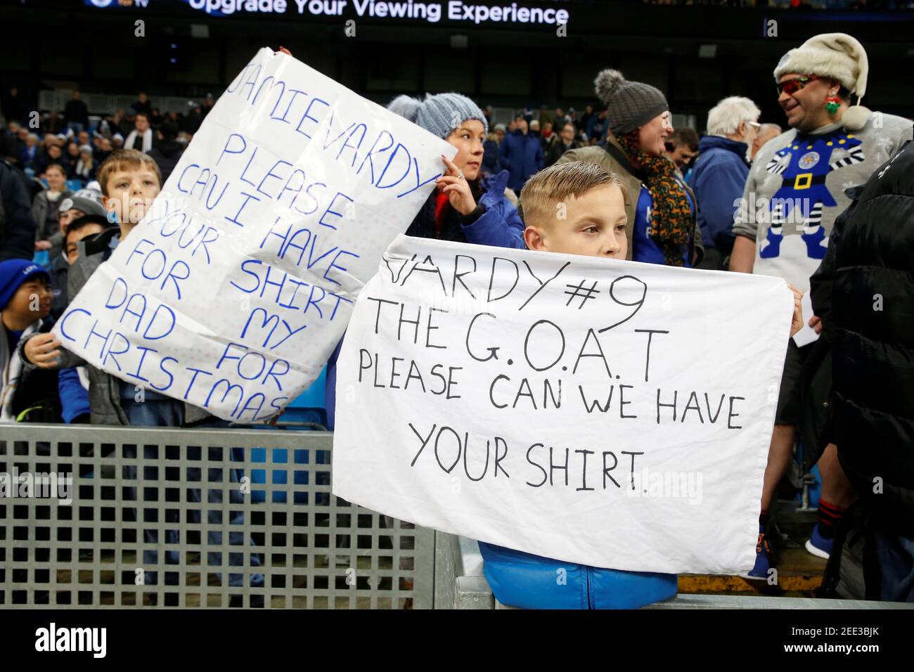 Fussball Premier League Manchester City Leicester City Etihad Stadium Manchester Grossbritannien 21 Dezember 2019 Ein Fan Halt Ein Schild Das Nach Dem Trikot Von Jamie Vardy In