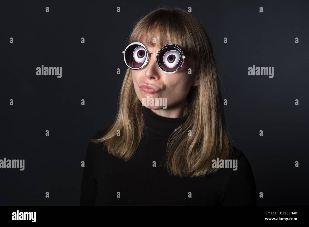 Weiblich in lustige Sonnenbrille Ding Schwanz Gesicht Stockfotografie -  Alamy