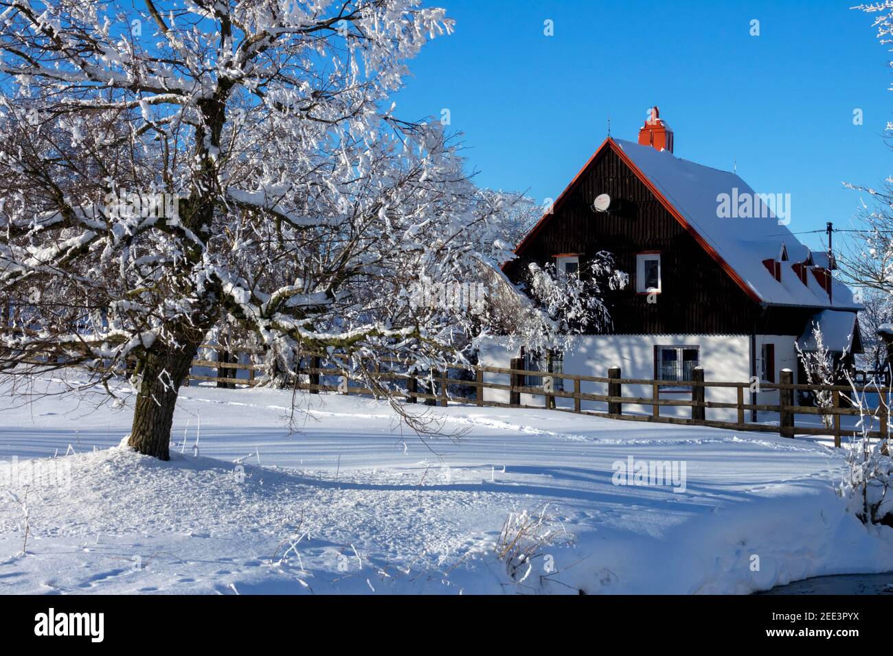 Ländliches Haus in verschneite Landschaft Tschechien Winter Stockfoto