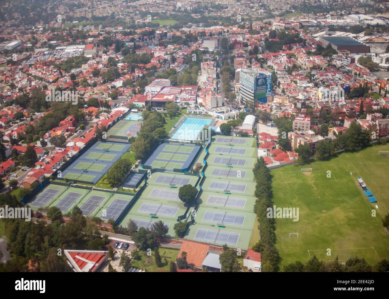 Tennisplätze und ein Schwimmbad in Naucalpan de Juarez, Bundesstaat Mexiko Stockfoto