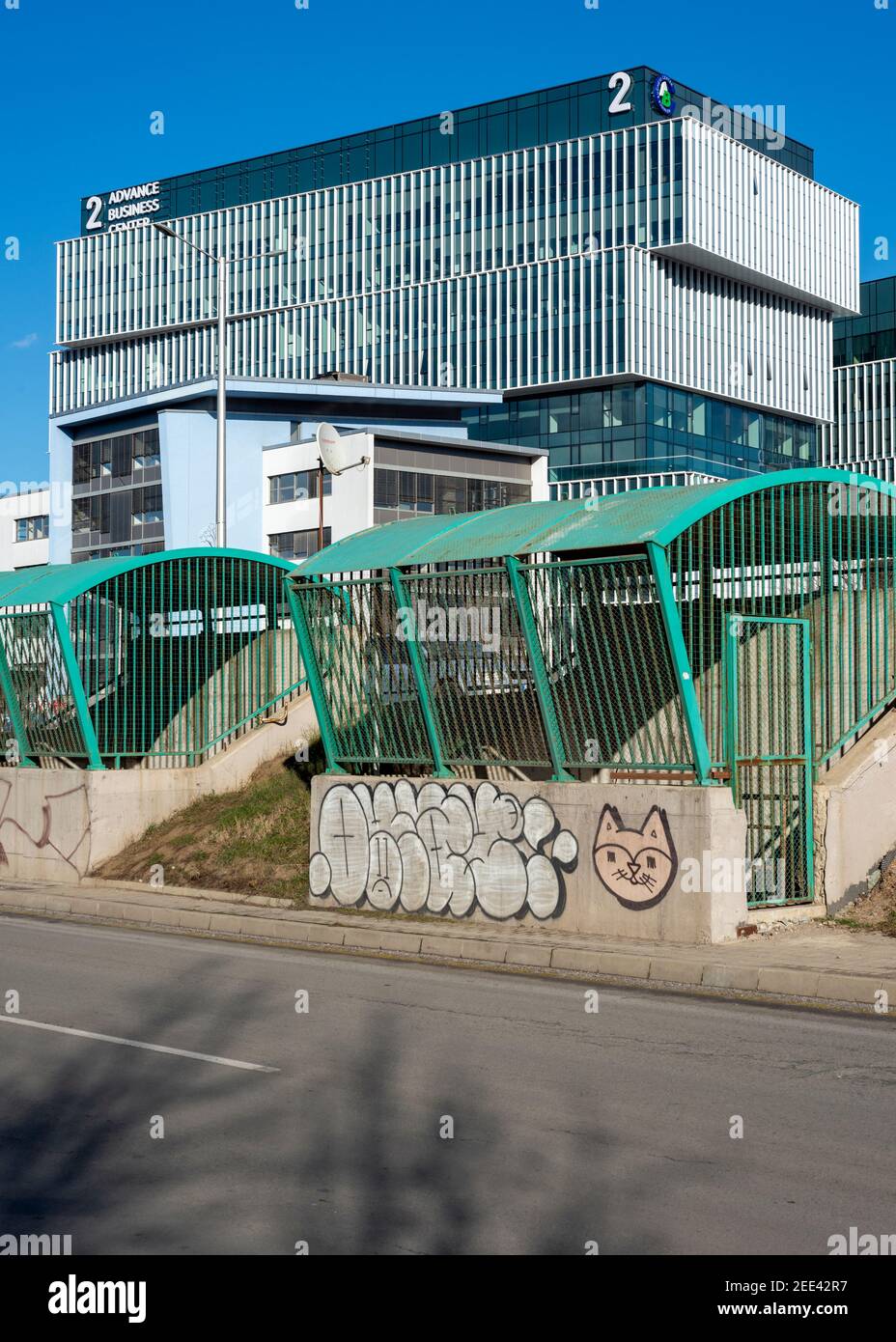 Neues modernes Bürogebäude und Graffiti im Vordergrund. Advance Business Center im Sofia Business Park in Sofia Bulgarien Europa EU ab Januar 2021 Stockfoto