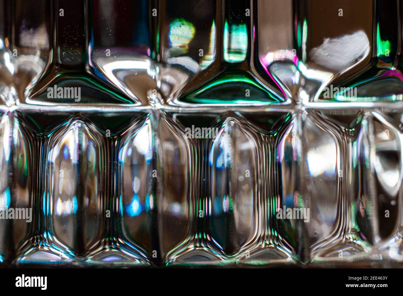 Whiskey Glasdekoration mit einem bunten Kerzenhalter dahinter Malt Licht in seiner ganzen Pracht Stockfoto