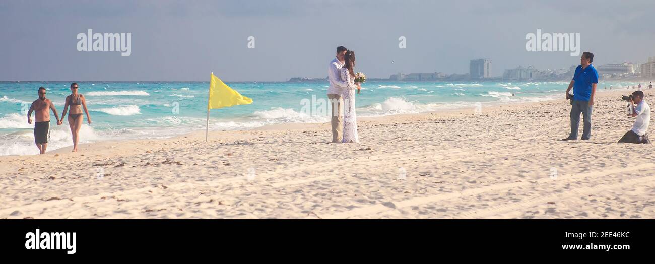 Romantisches Paar und Fotografen am Strand Cancun, Quintana Roo, Mexiko Stockfoto
