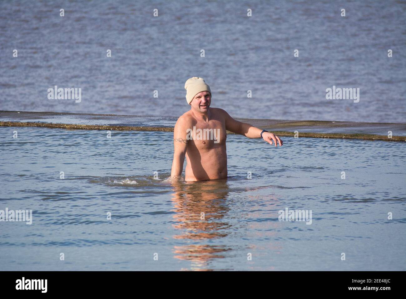 Mann schwimmend im kalten Wasser, Winterzeit. Stockfoto