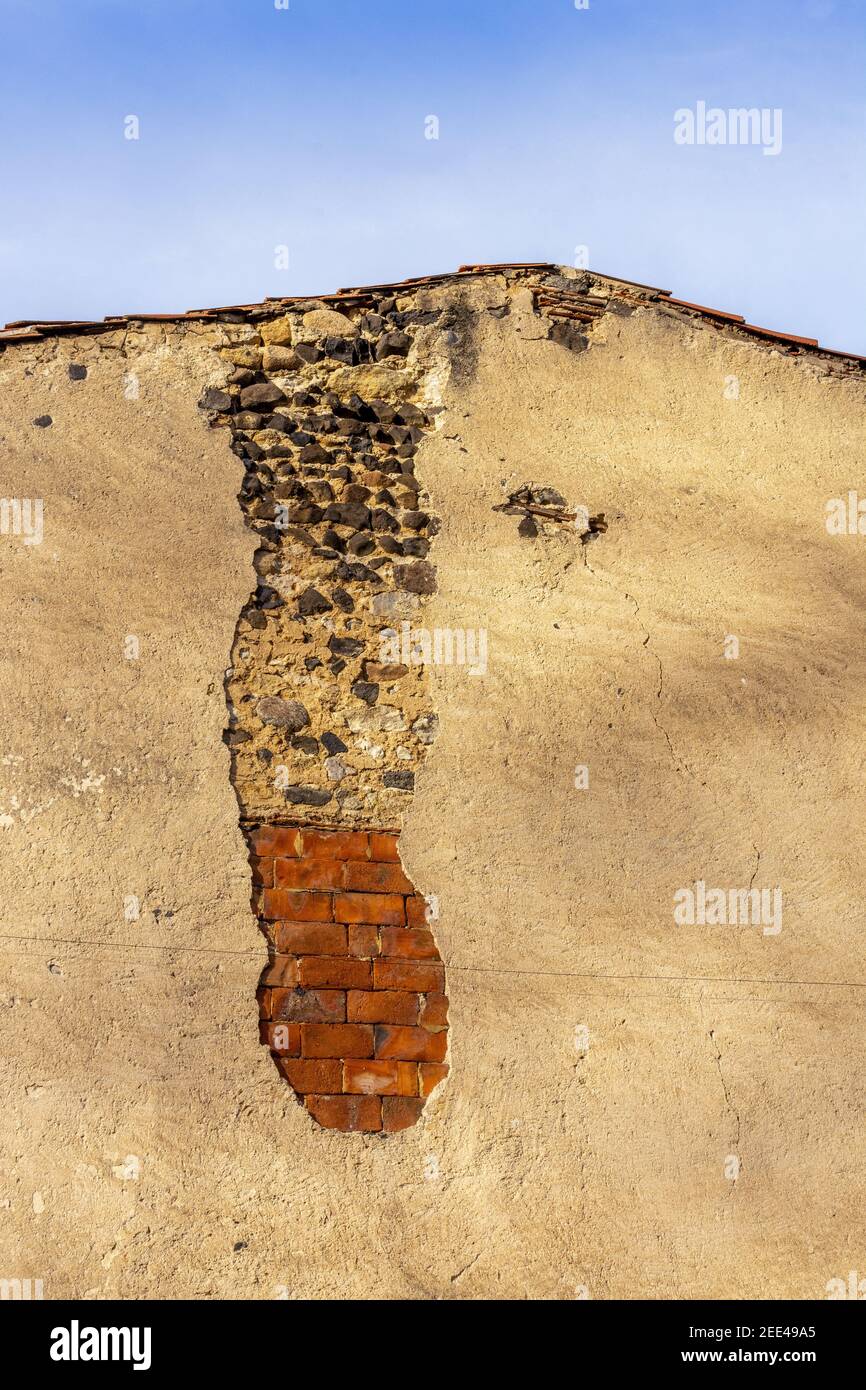 Vertikale Aufnahme von Details mit beschädigten Fassade Wand aus Ziegel und Marmor Stein, Frankreich Stockfoto