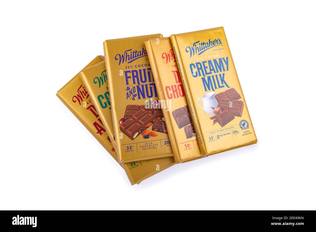 Päckchen mit verschiedenen Pralinen in isoliertem Hintergrund Stockfoto