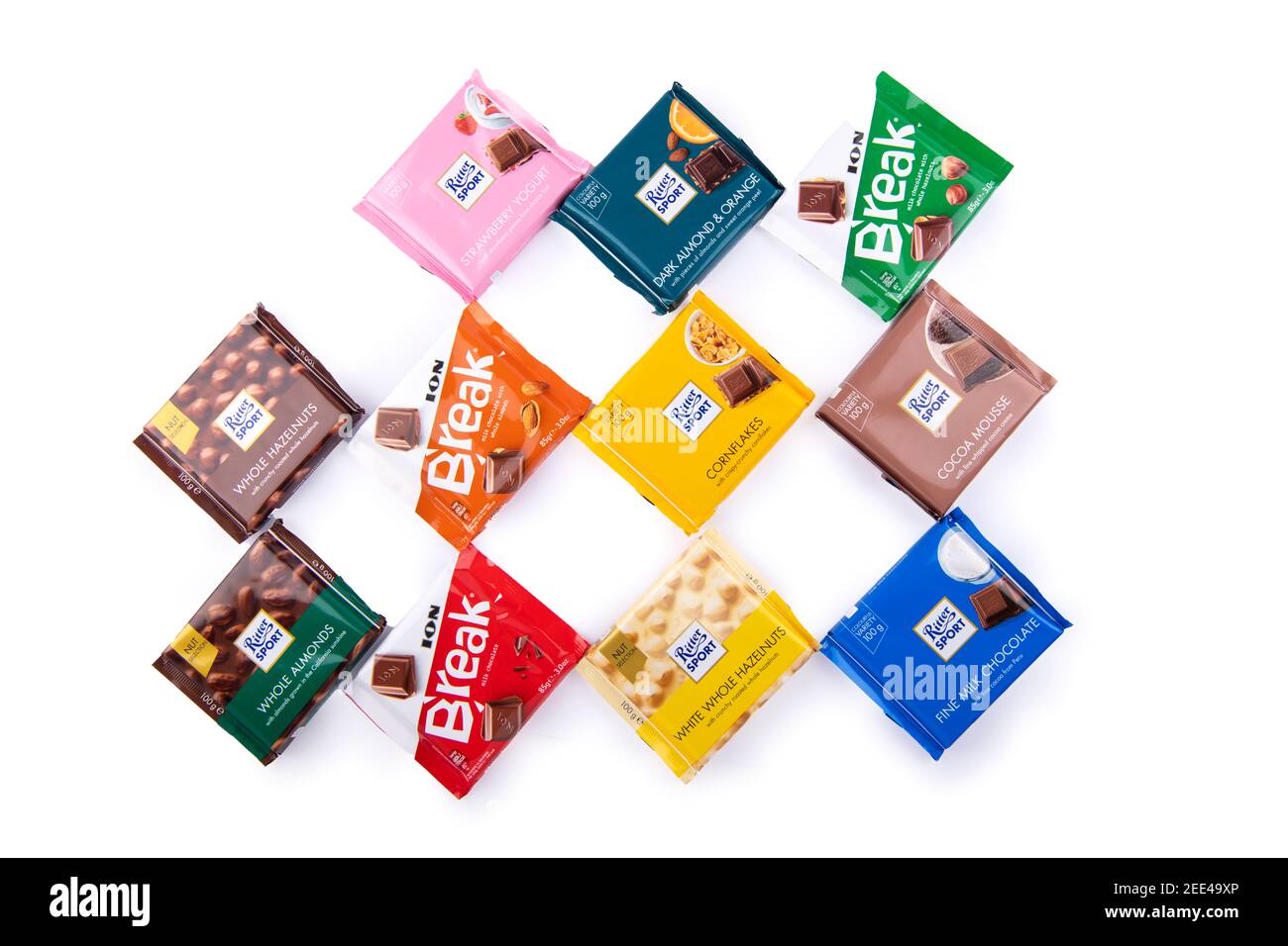 Päckchen mit verschiedenen Pralinen in isoliertem Hintergrund Stockfoto