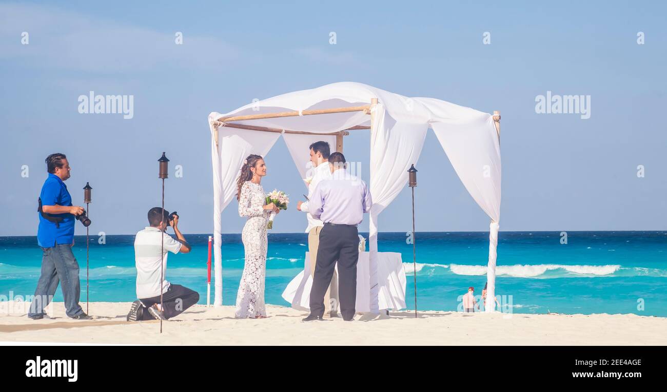 Romantisches Paar und Fotografen am Strand Cancun, Quintana Roo, Mexiko Stockfoto