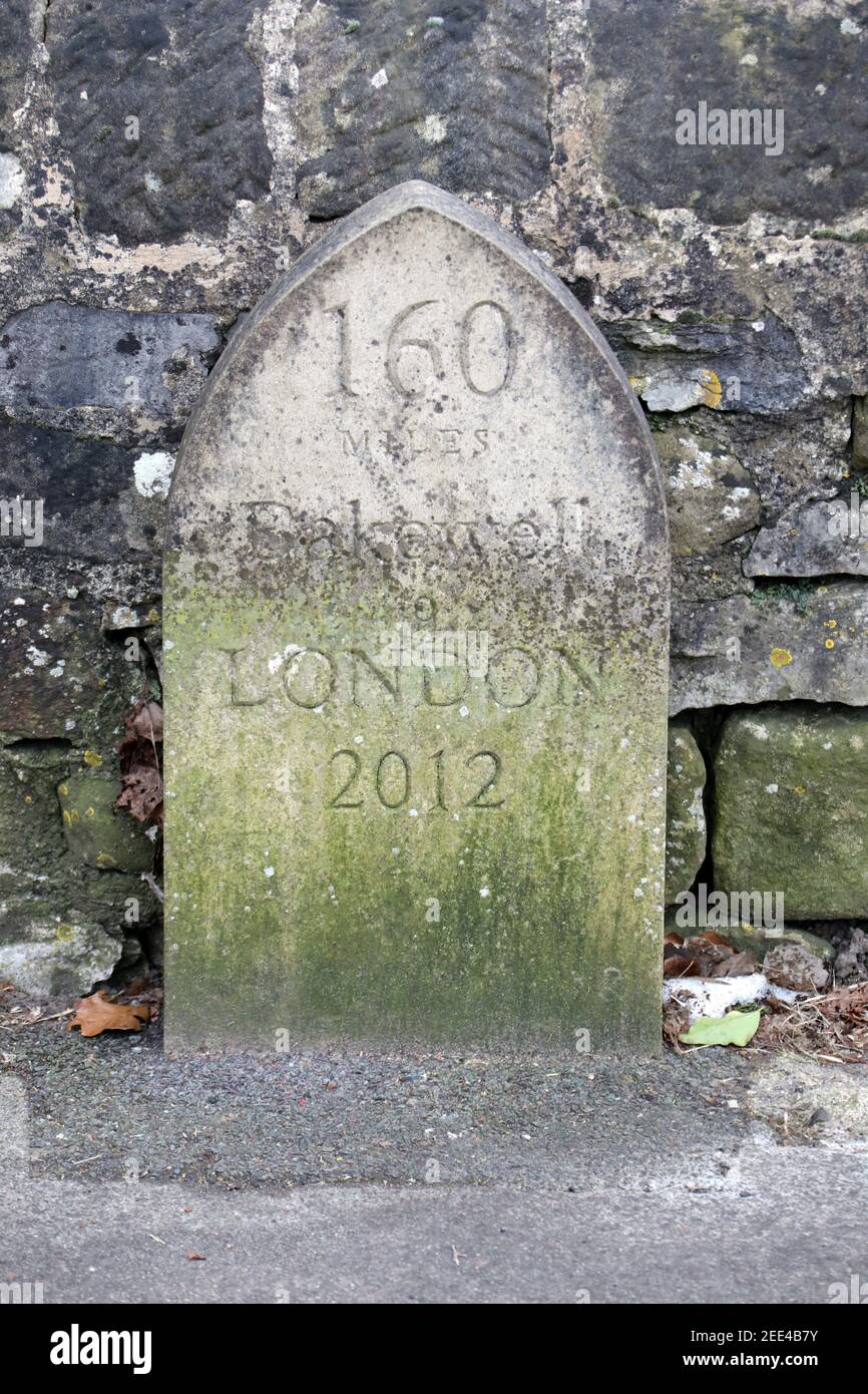 2012 Olympic Park Milestone an Bakewell Bridge, die geschnitzt wurde Von Andy Oldfield und errichtet von einer Kunstgruppe zu Erinnern Sie sich an die Fackelroute Stockfoto