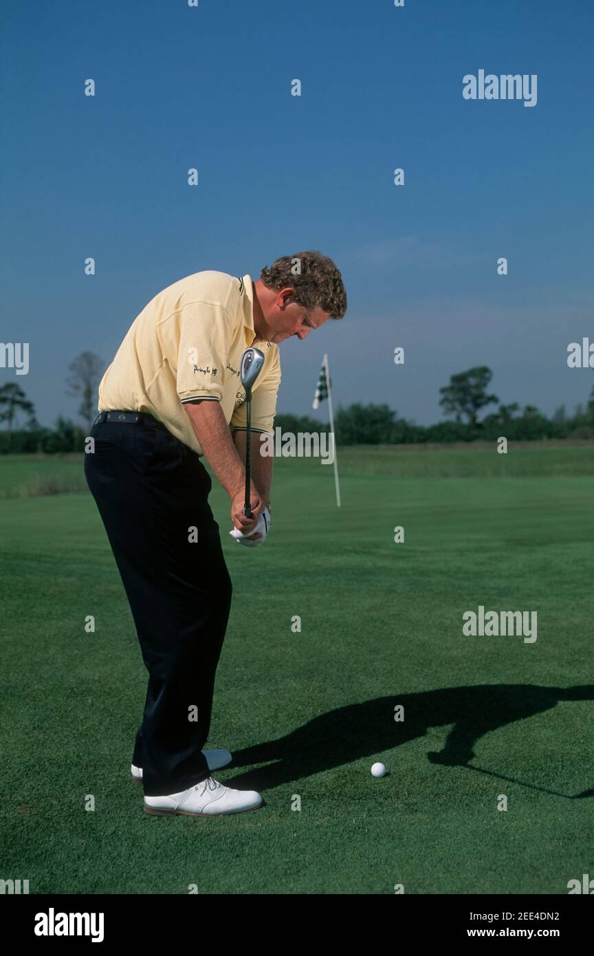 Colin Montgomerie spielt Pitch Shot mit lob Wedge not Green, Florida, USA, 1999. Obligatorische Gutschrift: Nick Walker/Sport Picture Library. Stockfoto