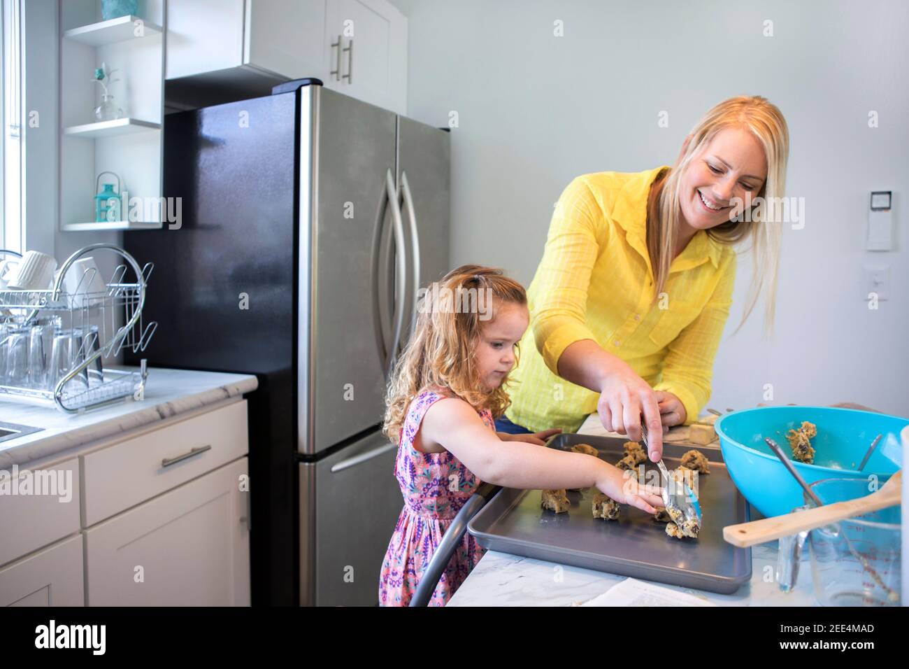 Mutter und junge Tochter backen. Stockfoto