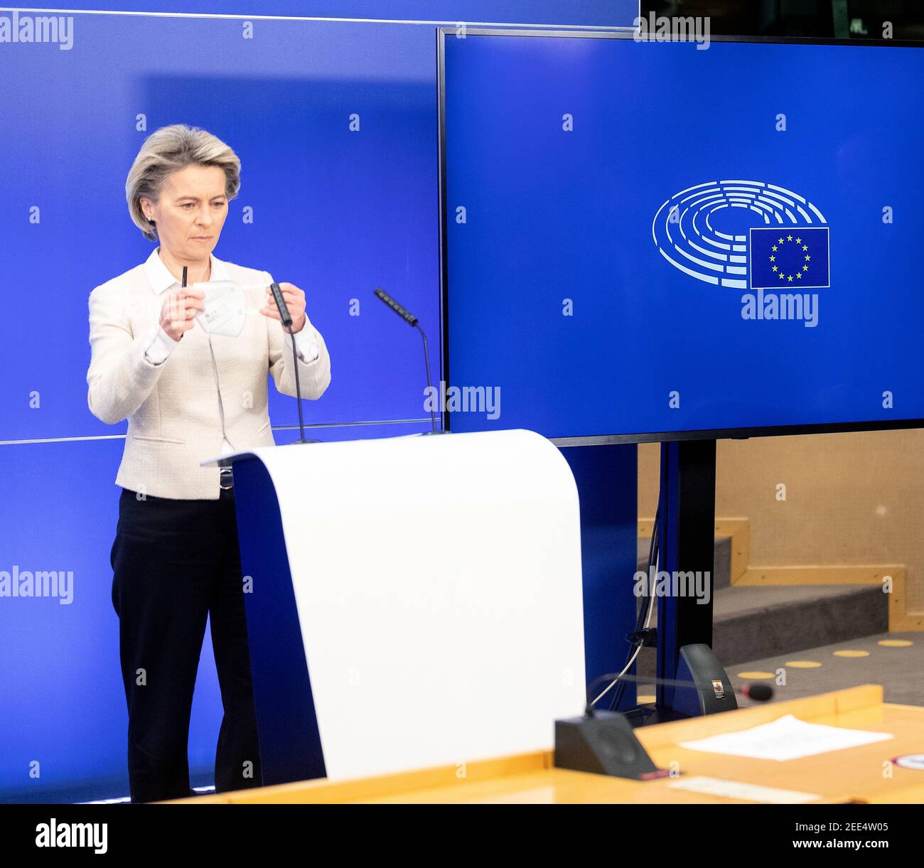 12. Februar 2021, Belgien, Brüssel: Ursula von der Leyen, Präsidentin der Europäischen Kommission, während einer Pressekonferenz im Gebäude des Europäischen Parlaments nach der Unterzeichnung der Reconstruction and Resilience Facility, dem Herzstück des Corona Recovery Plans der Europäischen Union. Der mehrmilliardenschwere Wiederaufbaufonds der Europäischen Union in Corona wird schließlich unterzeichnet und versiegelt. - KEIN DRAHT SERVICE - Foto: Thierry Monasse/dpa Stockfoto