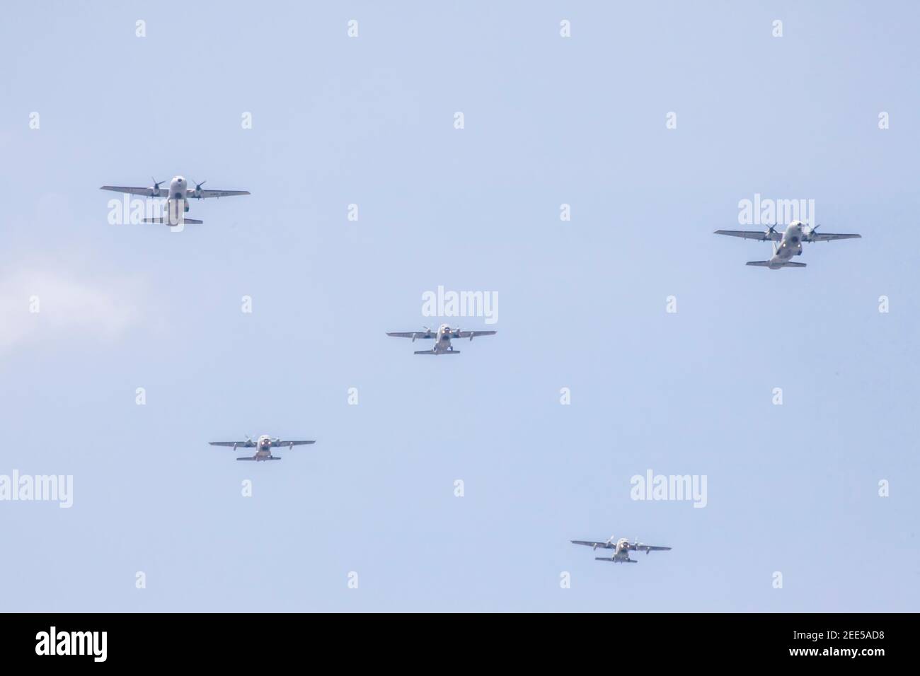 Militärflugzeuge fliegen in Formation Stockfoto