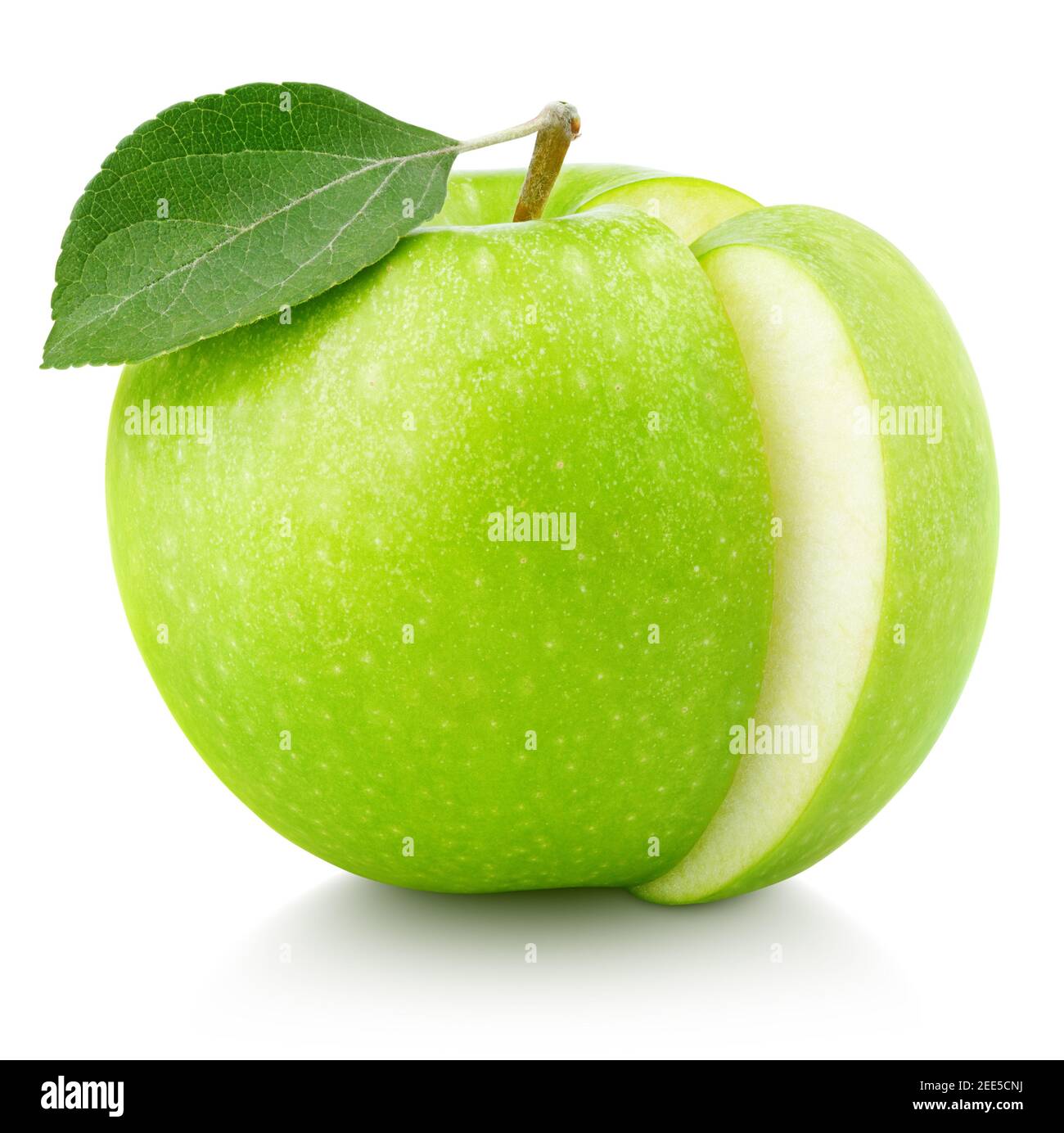 Reifer grüner Apfel mit grünem Blatt und Scheibe isoliert auf Weißer Hintergrund mit Beschneidungspfad Stockfoto