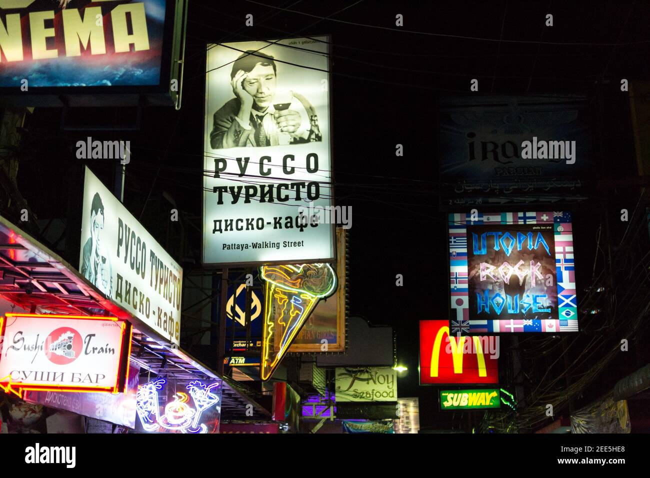 Pattaya, Thailand - 24. August 2014: Ein kyrillisches Zeichen der russischen Disco Café Russo Turisto unter anderen Zeichen in der Nacht Walking Street. Stockfoto