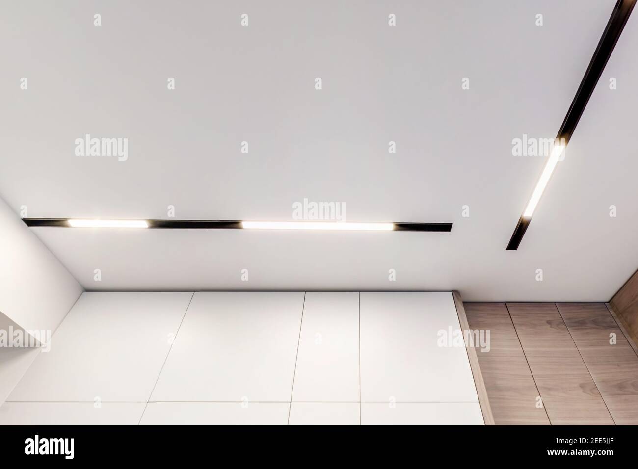 Abgehängte Decke mit Halogenspots Lampen und Trockenbau in leerem Raum in Wohnung oder Haus. Stretch Decke weiß und komplexe Form., sus Stockfoto