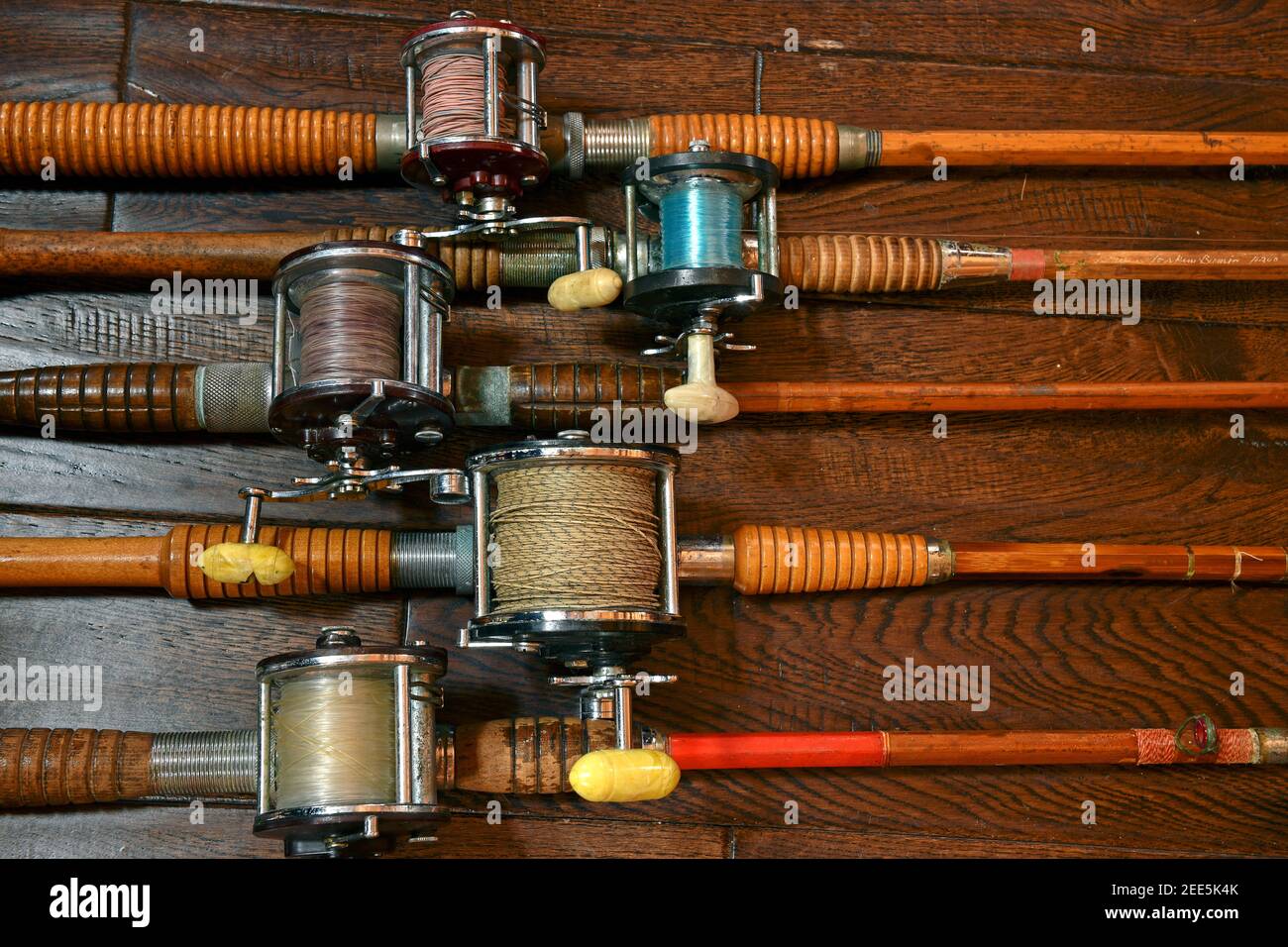 Vintage Bambus Angelruten und herkmmliche Rollen Stockfotografie - Alamy